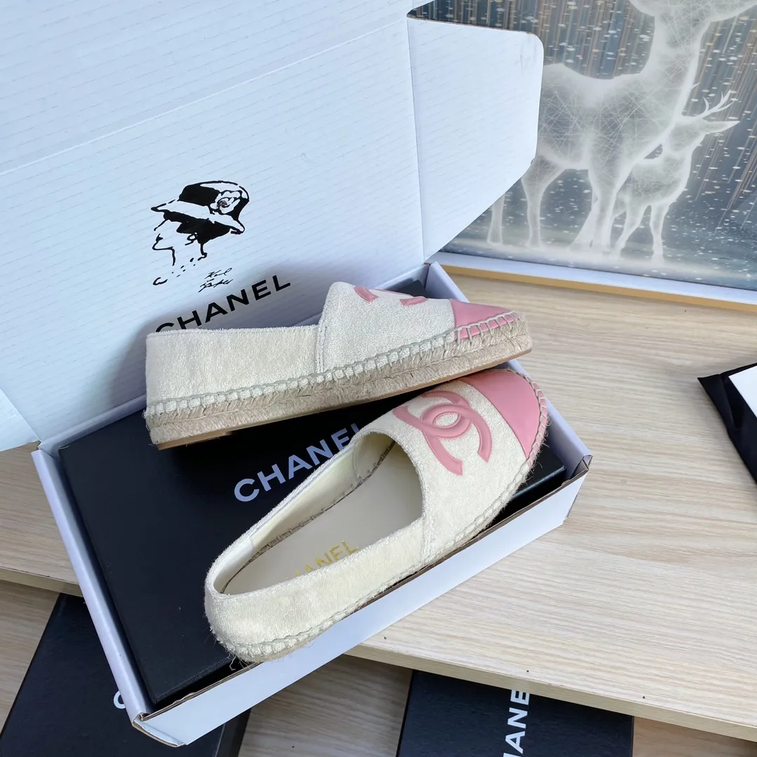 👟👟Ex-factory price 440👟👟 24s new color Chanel ✈️2023s spring and summer new fisherman shoes 😍😍Taikoo Hui purchased three pairs of original development 🐂🐂with purchasing white double-layer outer packaging 🤩Original one-to-one shipment ❗️❗️Code number: 34-42 (34 41 42 customized)